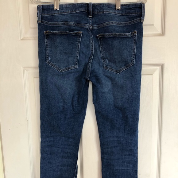 Gap Women’s Girlfriend Mid Rise Distressed Jeans - Picture 2 of 6